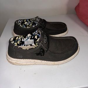 Been worn but only the bottoms dirty. I’m sure they can be washed clean.